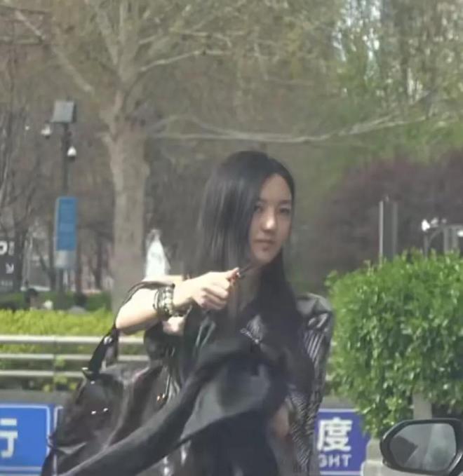 迹消失不见穿得很张扬身材气质都像王菲开元棋牌18岁李嫣回国逛街！兔唇痕(图1)