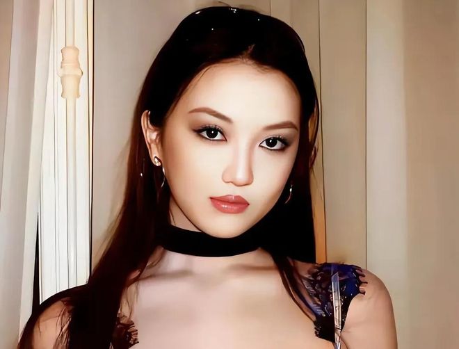 迹消失不见穿得很张扬身材气质都像王菲开元棋牌18岁李嫣回国逛街！兔唇痕(图2)