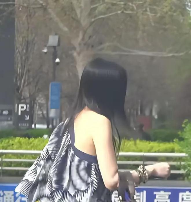 迹消失不见穿得很张扬身材气质都像王菲开元棋牌18岁李嫣回国逛街！兔唇痕(图3)