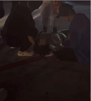 乘客晕倒后有人砸窗自救；西宁曹家堡机场：正介入调查开元棋牌app机场摆渡车挤满人疑没开空调闷热难耐女(图2)